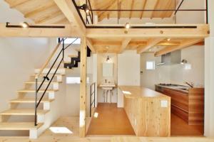 格子壁の住宅