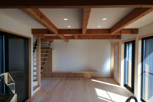自然素材で建てたソーラーシステムの二世帯住宅