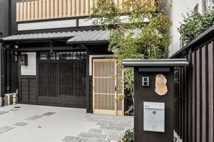 住吉の新築町家　～引込戸で広がりのリビングに～