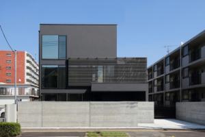 100坪の3階建てガレージハウス
