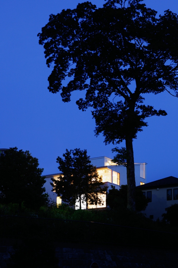 夕景にも映える外観