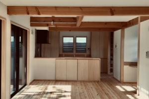 変形の敷地に建つ自然素材で建てたソーラーシステムそよ風の家
