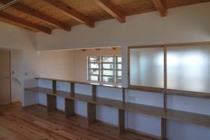 無垢の床と漆喰塗料壁にこだわったローコスト住宅