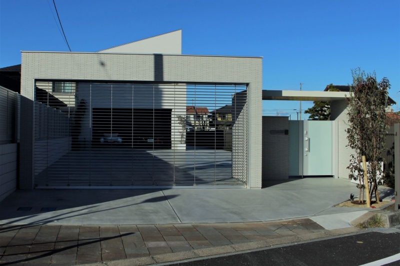 白で統一されたグリルシャッターゲートと門扉