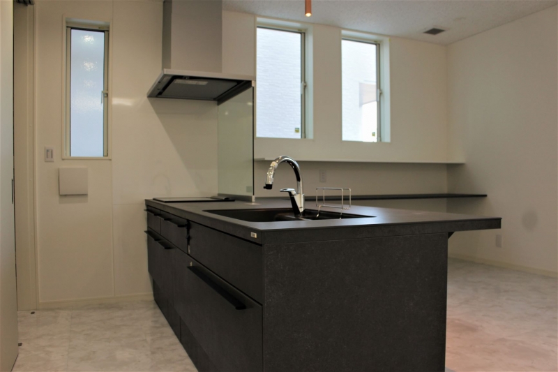 モノトーンでシックなキッチン・ダイニング