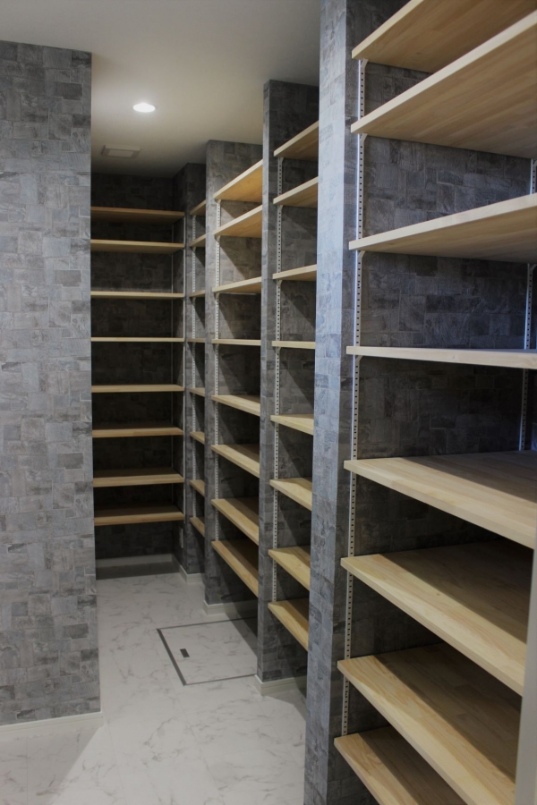 キッチンに隣接した使いやすいパントリー