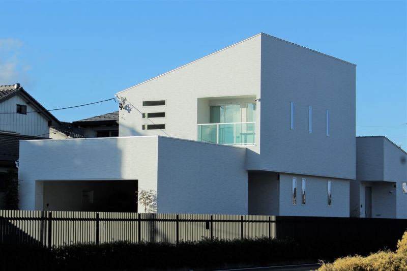 片流れの白い家