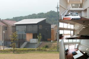 公園と表庭と裏庭の眺めのある２階建住宅