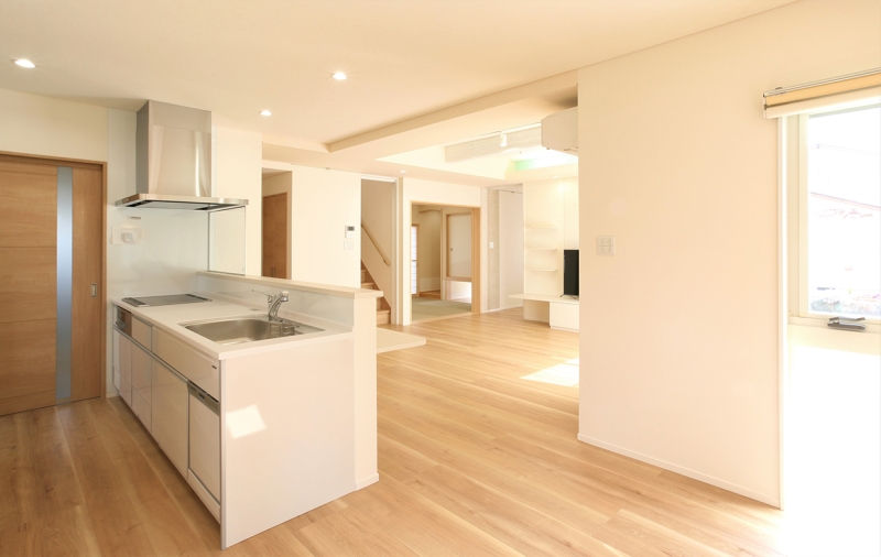 ダイニングからリビングを見る