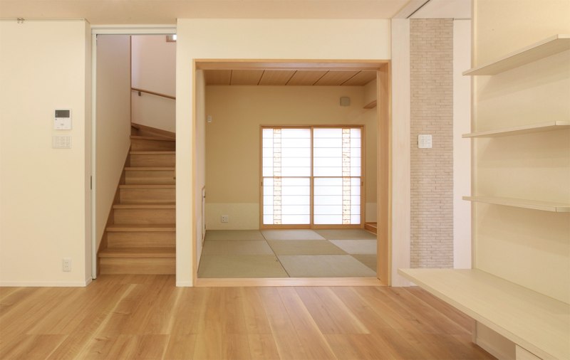 リビングから和室を見る