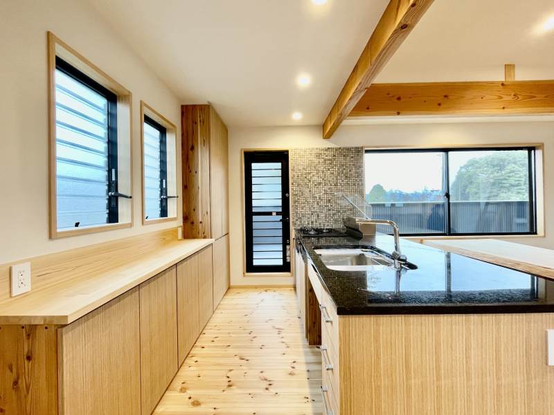 御影石天板の造作キッチンと食器棚！富士山一望の広いルーフバルコニーとパントリーに隣接