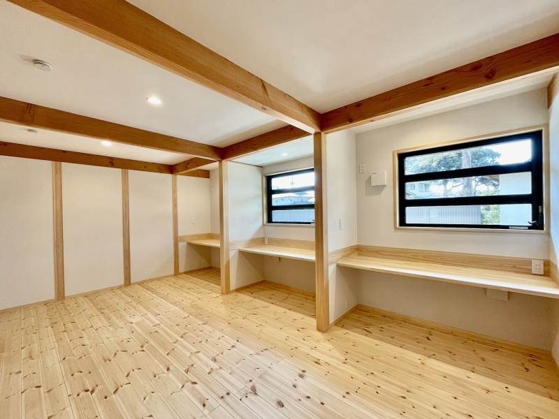 将来間仕切り収納棚で間仕切りできる子供室はカウンター机を作り付けで作成