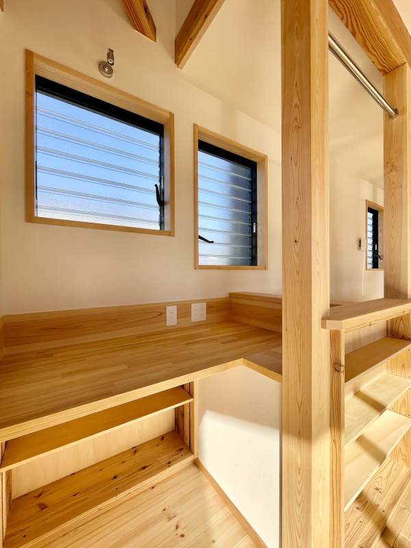 造作カウンターテーブルを造り付けで作成したリモート・テレワーク兼家事コーナー