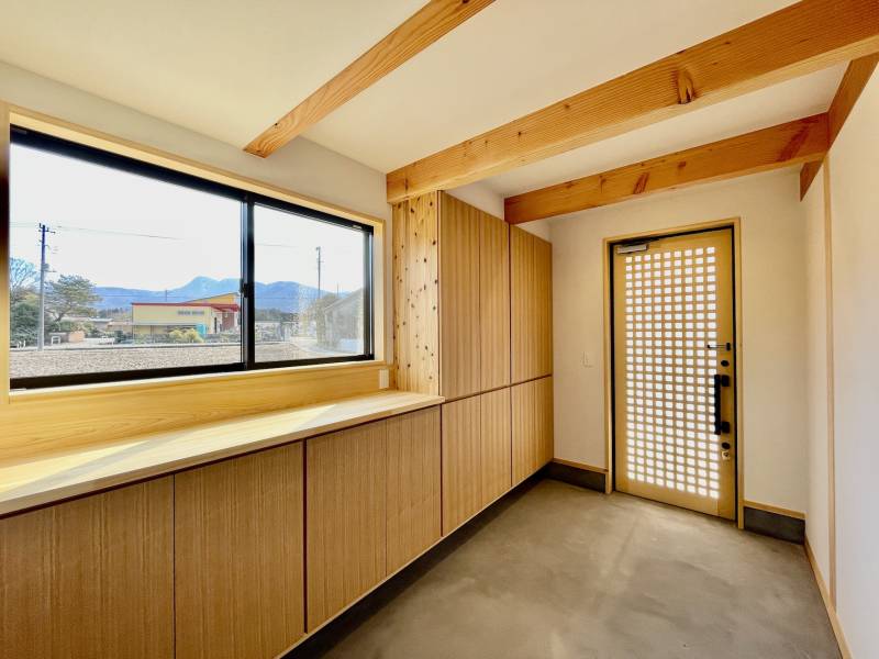 スノーボードのワックス掛けができるように広くしたシューズクロークに隣接した玄関スペース