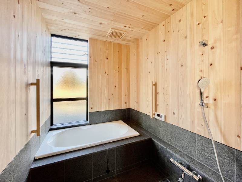 夜はライトアップして外を見ながら入浴できる御影石と桧板で仕上げた在来浴室は冬も暖かい床暖房付き