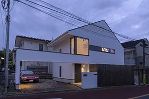 三角屋根で屋上バルコニーの家　OUCHI-50