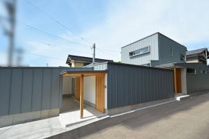 回廊アプローチのある家