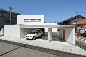 三角形の敷地に建つ家