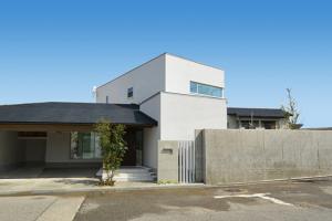 台形敷地に建つ家