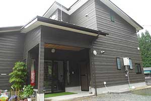 自然を感じるコテージ風住宅