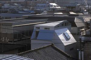 【笹塚の家】都心の狭小地、坂の途中の３階建