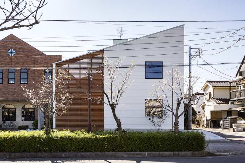 dschubba｜日当たりが悪く車通りの多い道路に面した郊外エリアでの２階リビングによる中庭型住宅の検討