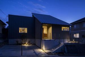 arkab prior｜高い天井のリビングから各所に繋がる、箱と片流れの住宅