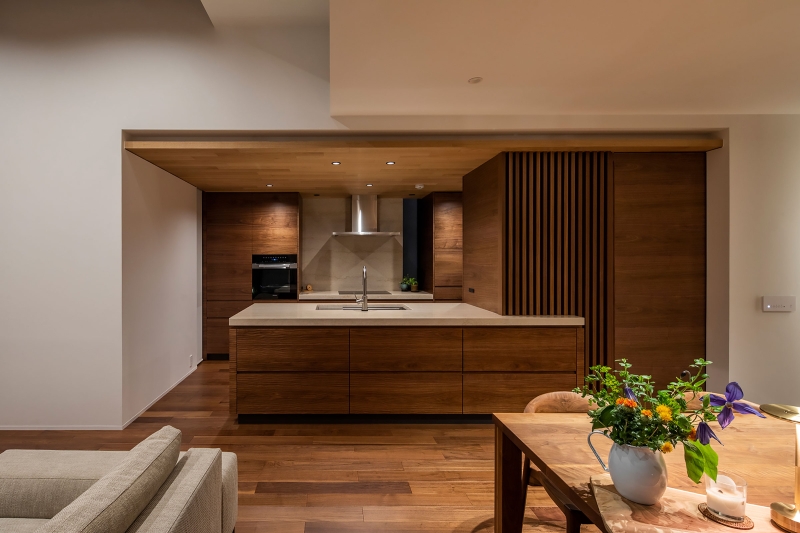 ダイニングからキッチンを見る