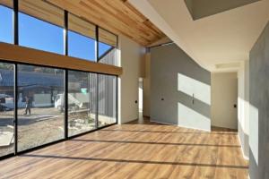 可児の家－開放的な２階建の住宅－大きな吹抜と大きな窓