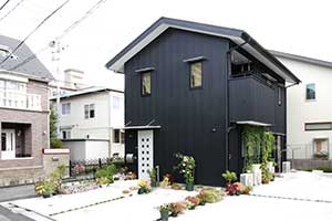 敷地内貸駐車場。プライバシーにも配慮したシンプルな家