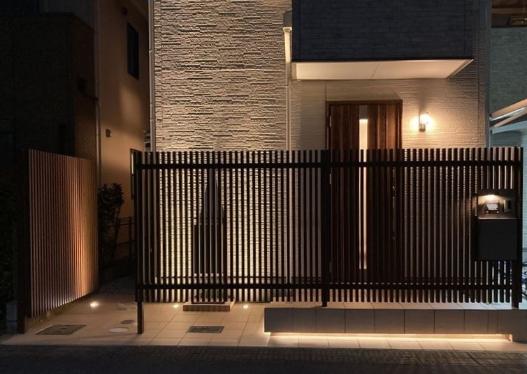 エクステリアリフォームで　玄関廻りが一新