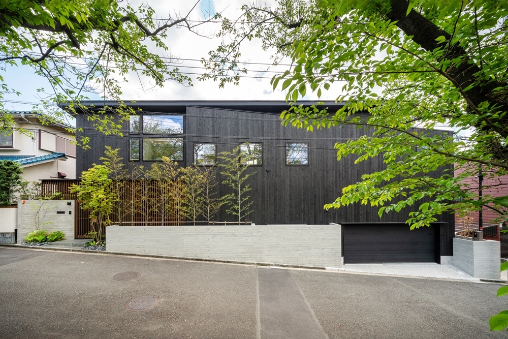 傾斜地と眺望を活かした焼杉の家