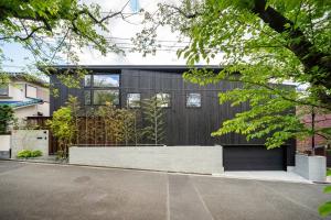 傾斜地と眺望を活かした焼杉の家