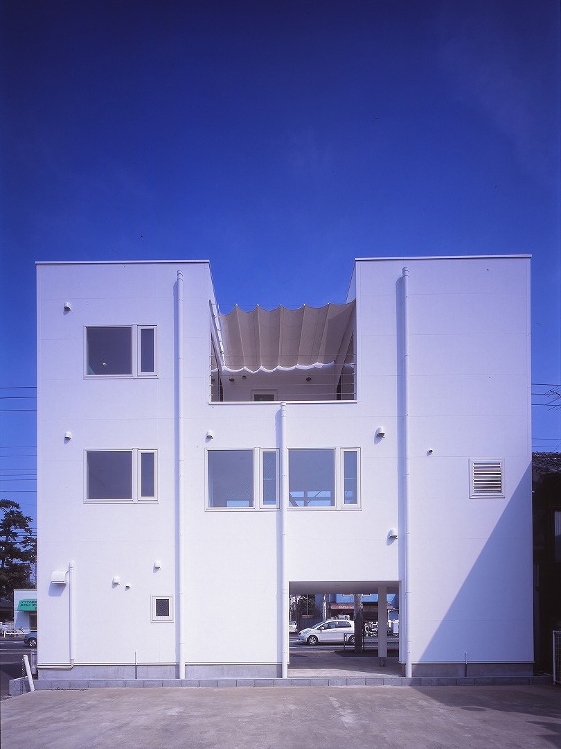 南側外観／直方体を欠いたようなバルコニー