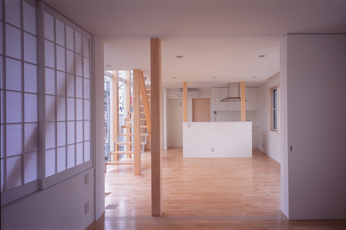 寝室からリビングルームを見る／障子越しに筋交いを感じる