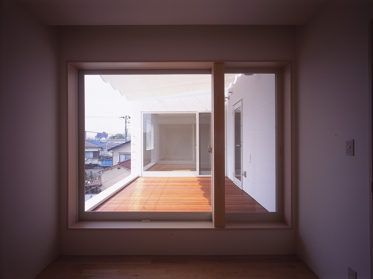 ３階寝室からバルコニーを見る