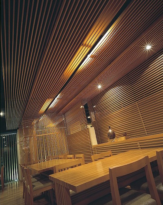 格子に包まれた空間