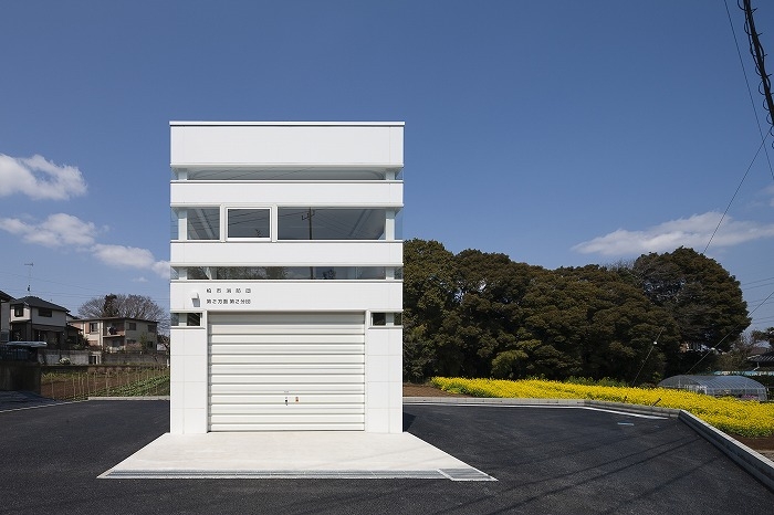 連窓と細長い壁が反復する