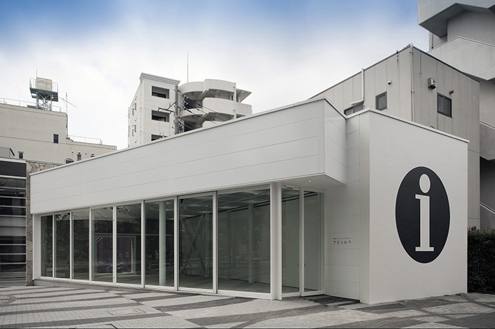 プロムナードに大きく開かれた展示室