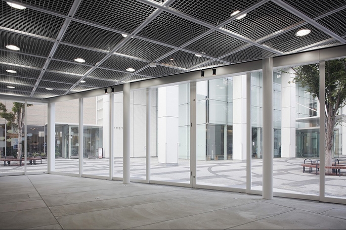 イベント時はプロムナードに対しステージにもなる展示室