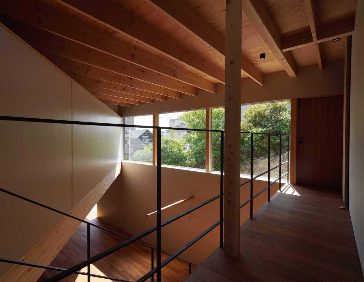 茶屋ヶ坂の住宅　吹き抜けから緑を見る