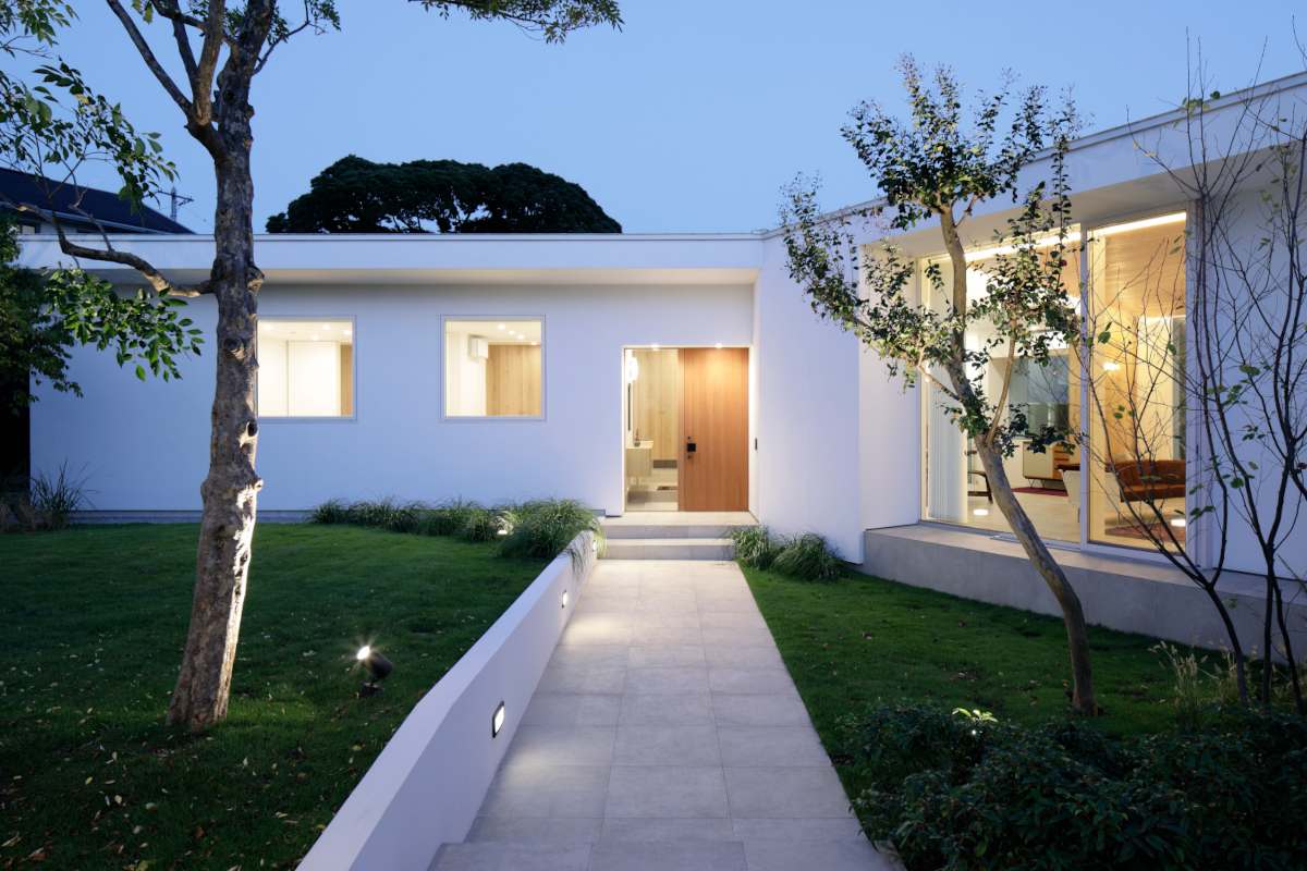 エントランスアプローチ夕景