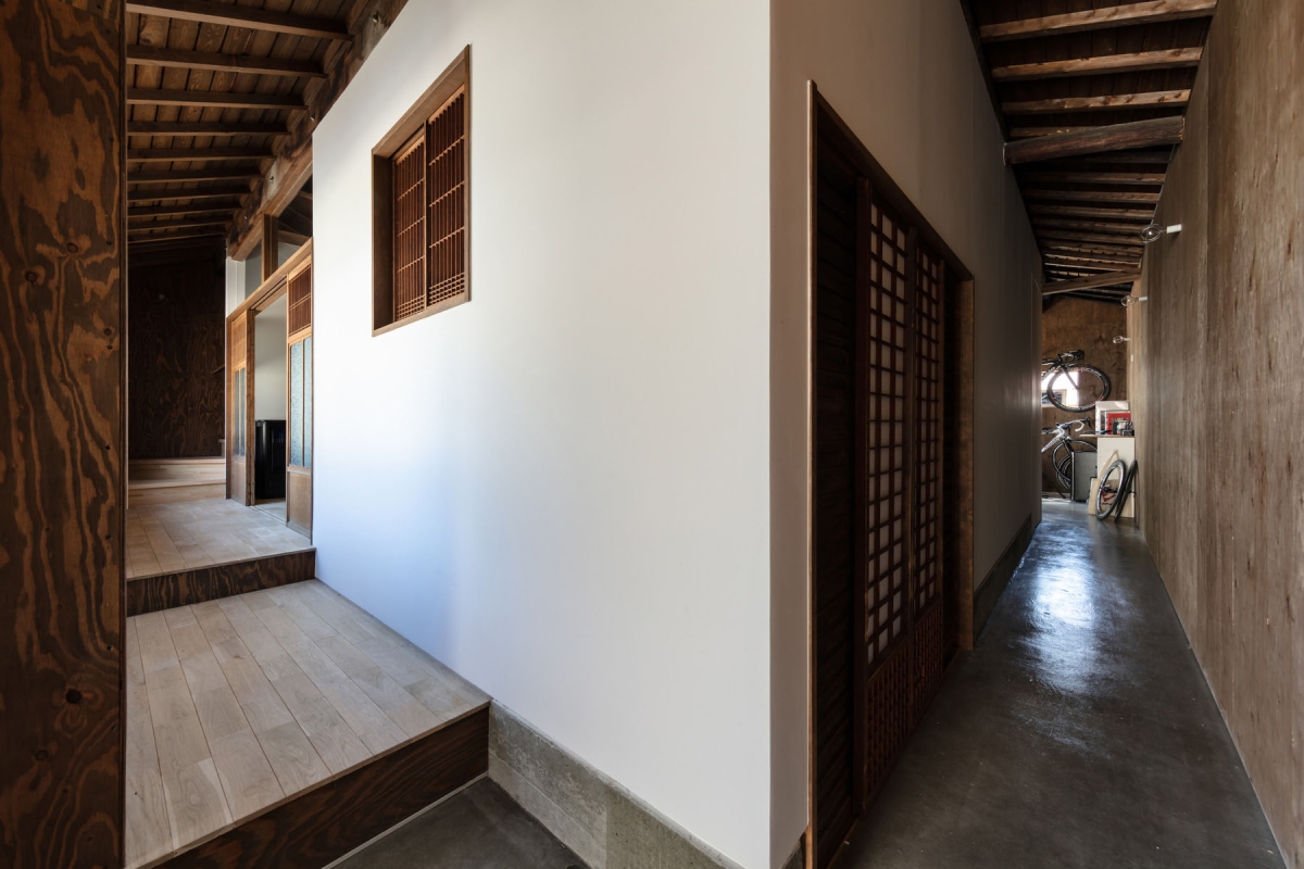 透き間の家｜透き間南面と西面