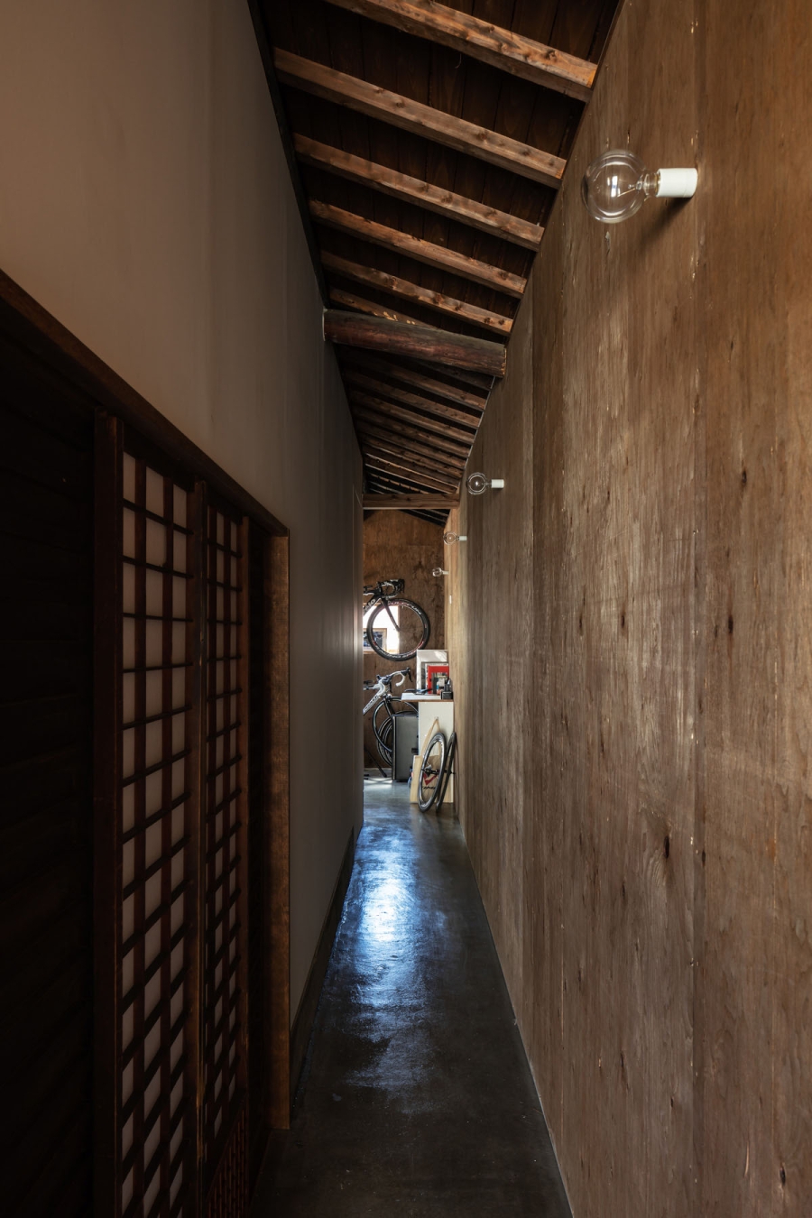 透き間の家｜透き間西面