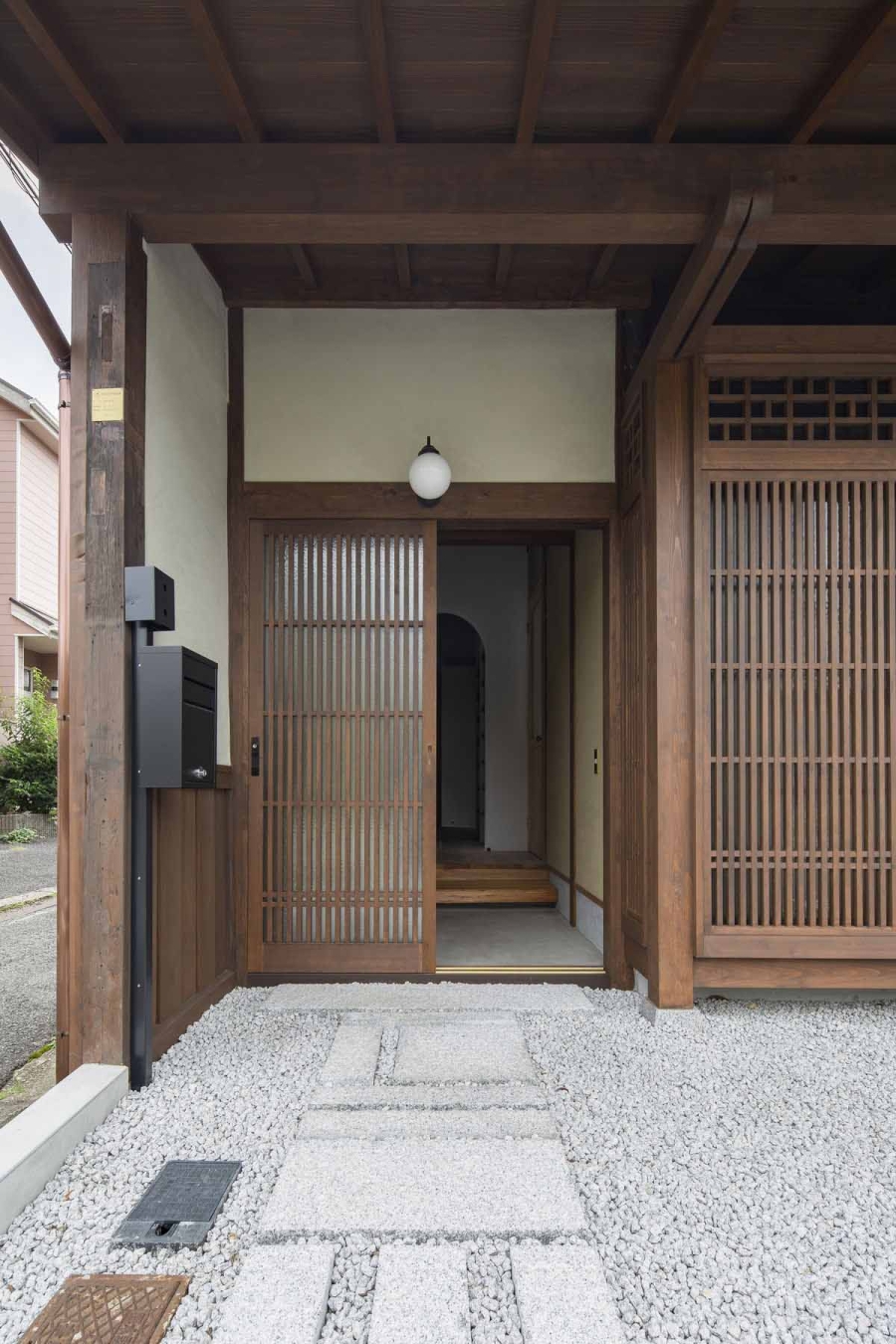 佐保路の家｜玄関正面
