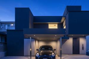 ホテルライクなコートハウス「ドッグランのあるタイル床の家」