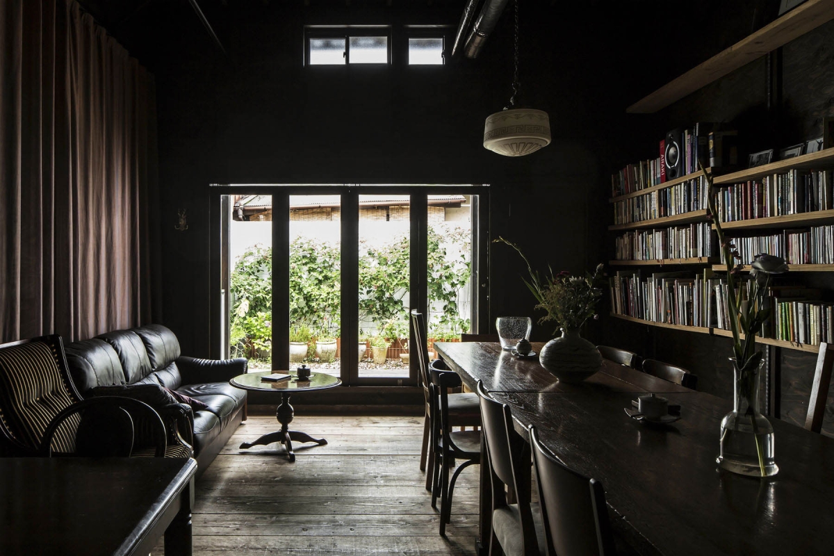 カフェ・フランツ・カフカ｜客席から坪庭