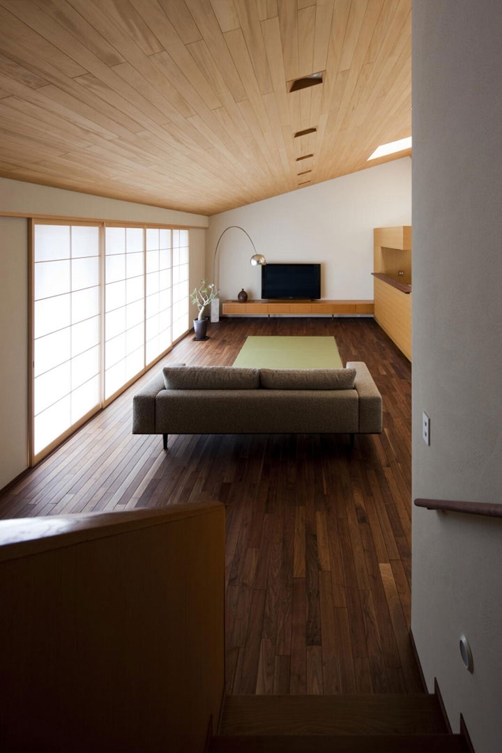 階段から居間を見る