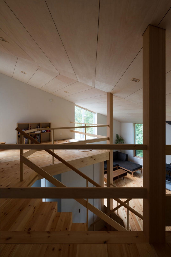 寝室から子供室を見る