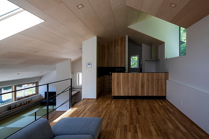 居間から台所を見る